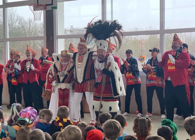 Die Burggarde tanzt in der Sternenschule.